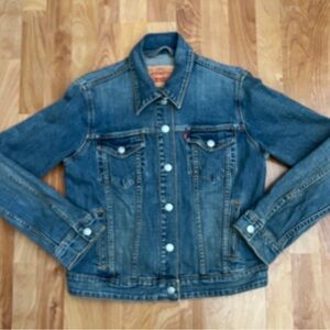 EUC Levi's light wash denim trucker jacket with tan leather patch sz Medium